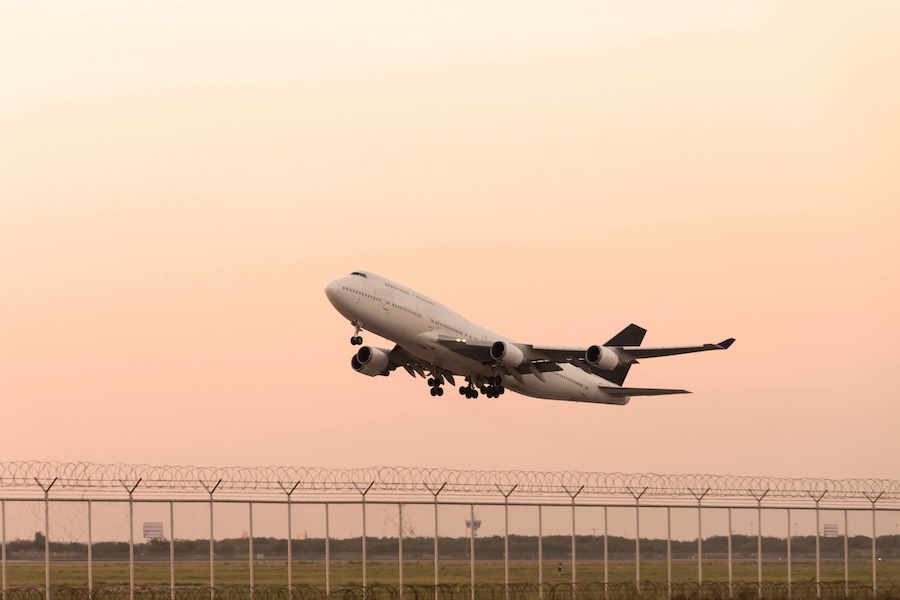 Avion de ligne au décollage